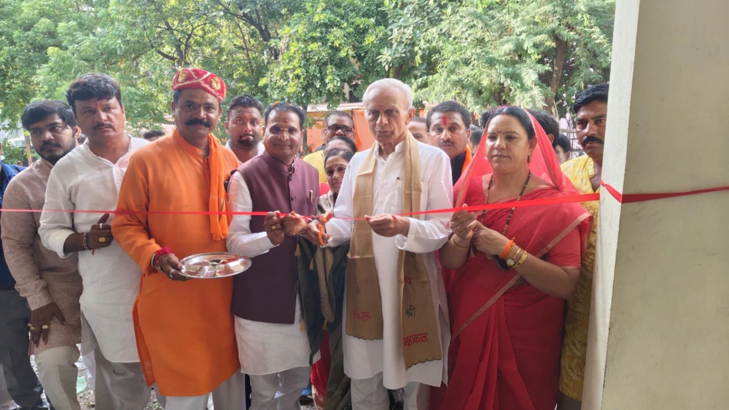 Khargone MLA Balakrishna Patidar and public representatives inaugurating Sant Ravidas Manglik Bhawan in Khargone