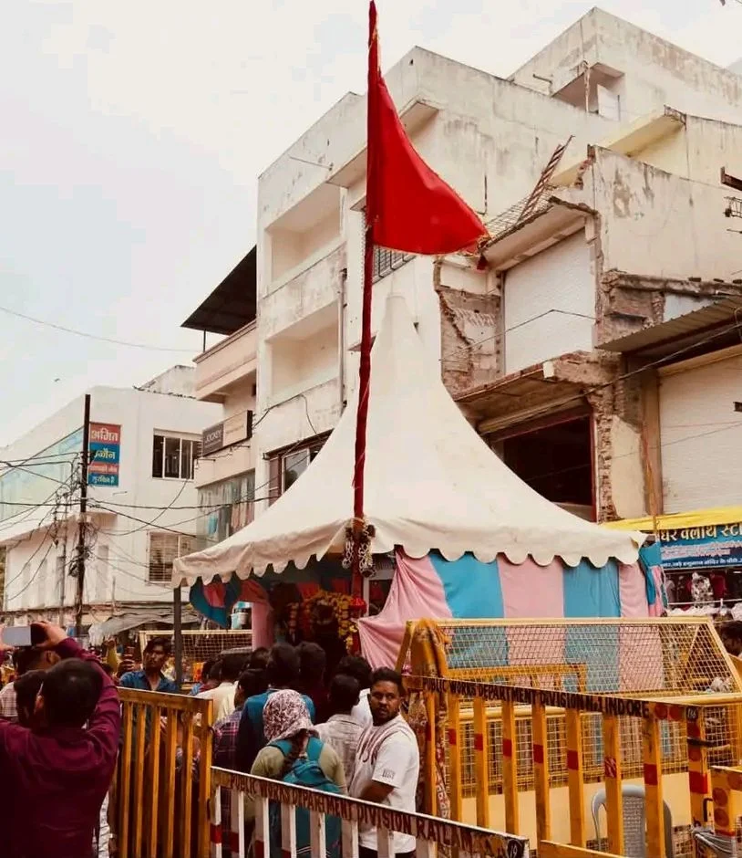 उज्जैन के खड़े हनुमान मंदिर में अस्थायी शेड के नीचे विराजमान हनुमान जी की प्रतिमा