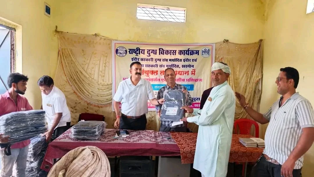 भगवानपुरा में स्वच्छ दूध उत्पादन प्रशिक्षण के दौरान उत्पादक किसान