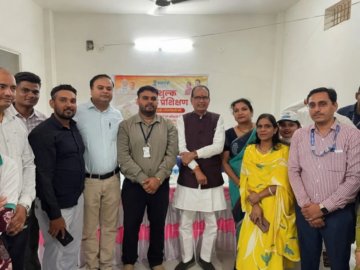 केंद्रीय मंत्री शिवराज सिंह चौहान के साथ ग्रामीण स्वरोजगार प्रशिक्षण संस्थान की टीम एवं प्रशिक्षणार्थी, भेरूंदा सीहोर
