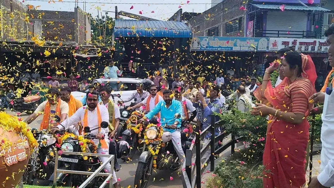बड़नगर से वाराणसी निकली सेवा यात्रा खंडवा पहुंची, जगह-जगह हुआ भव्य स्वागत