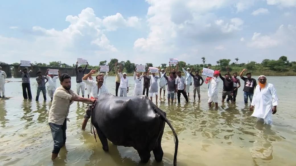 पार्वती नदी में किसानों का जल सत्याग्रह तीसरे दिन भी जारी