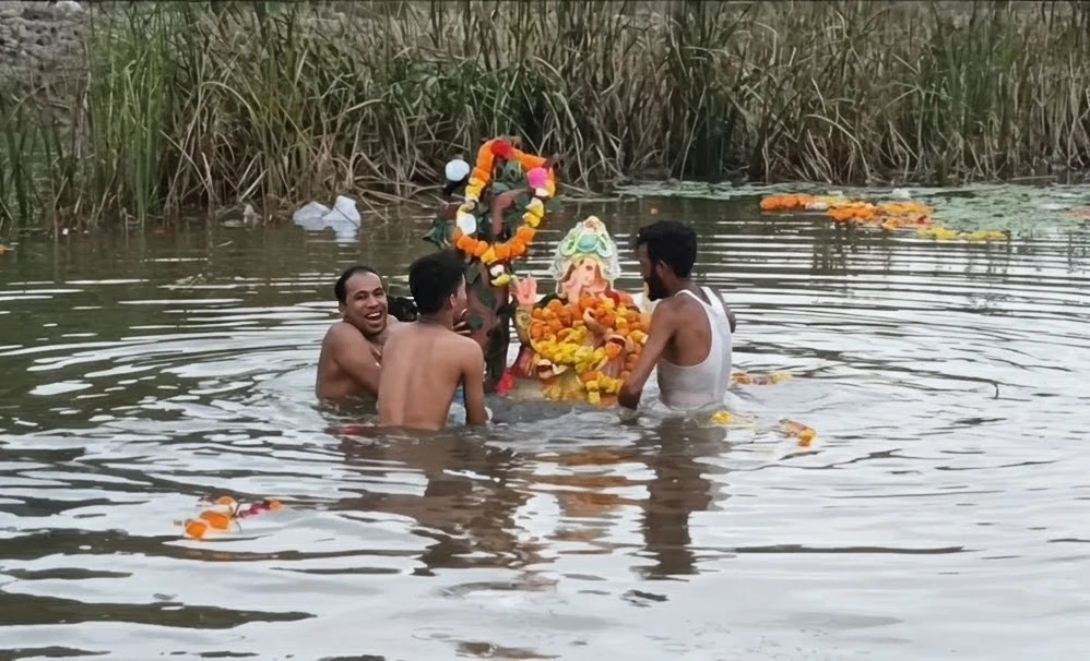 400 से अधिक प्रतिमाओं का विसर्जन