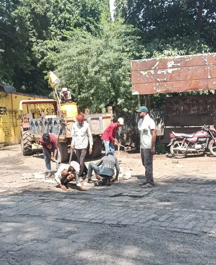 बड़े गड्ढों से राहगीर परेशान