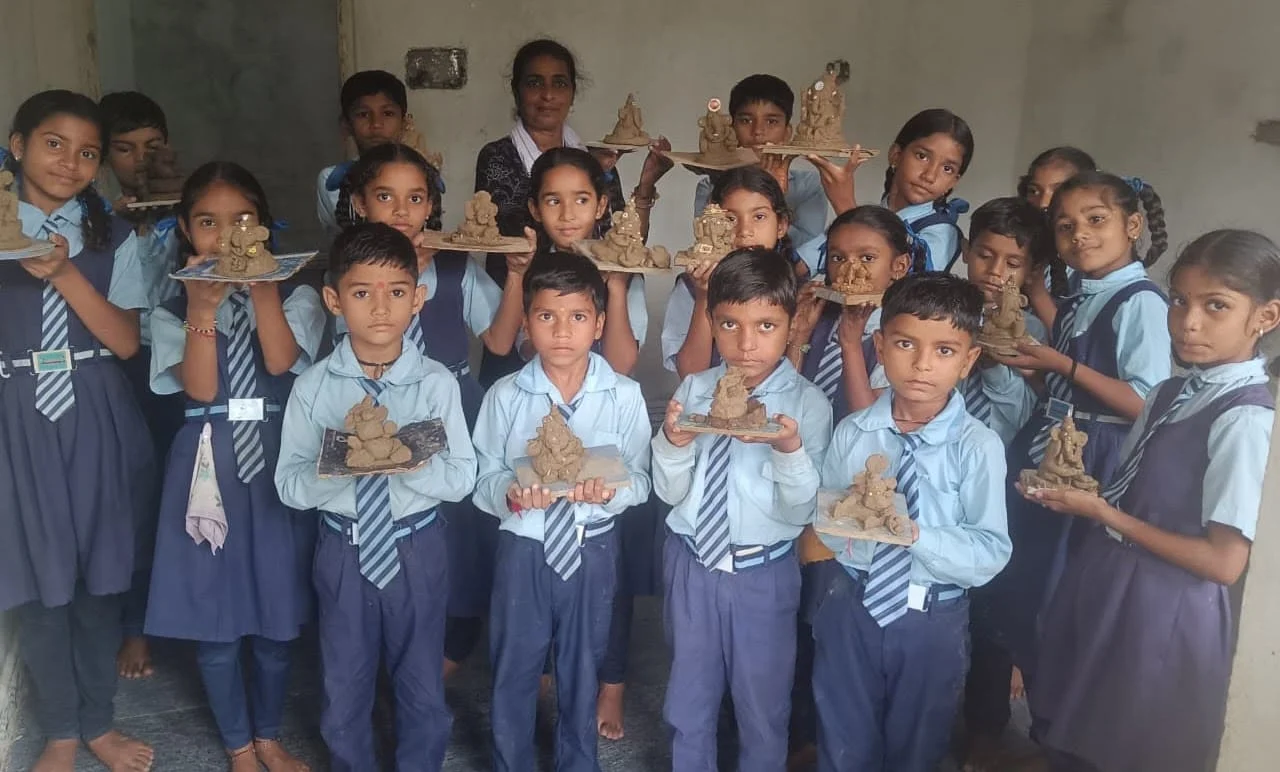 मिट्टी से बनाई इको-फ्रेंडली गणेश